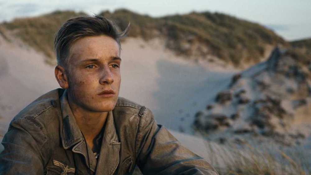 فیلم «زیر شن»(Land of Mine) با بازی لوئیس هافمن